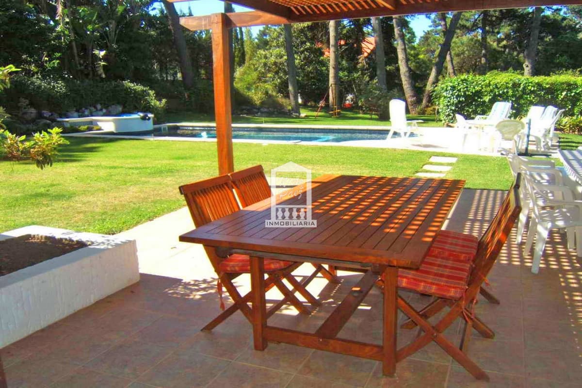 Playa Mansa, zona paradas, gran casa en altura en excelente entorno.