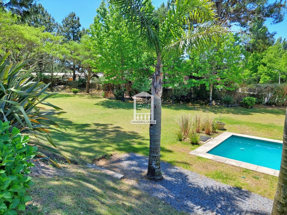 Barrio privado. Piscina, 6 dormitorios + 3 playrooms + 2 dependencias de servicio.