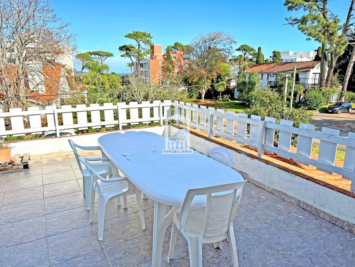 A 1 cuadra de la playa mansa en zona paradas. Gran jardín y piscina