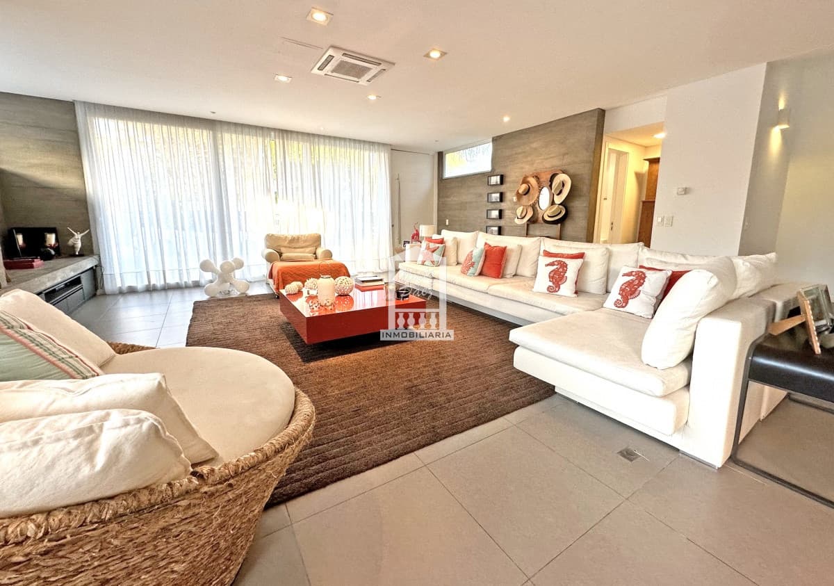 Exclusivo Barrio Privado en Playa Mansa, 5 suites, piscina, aire acondicionado, losa radiante.