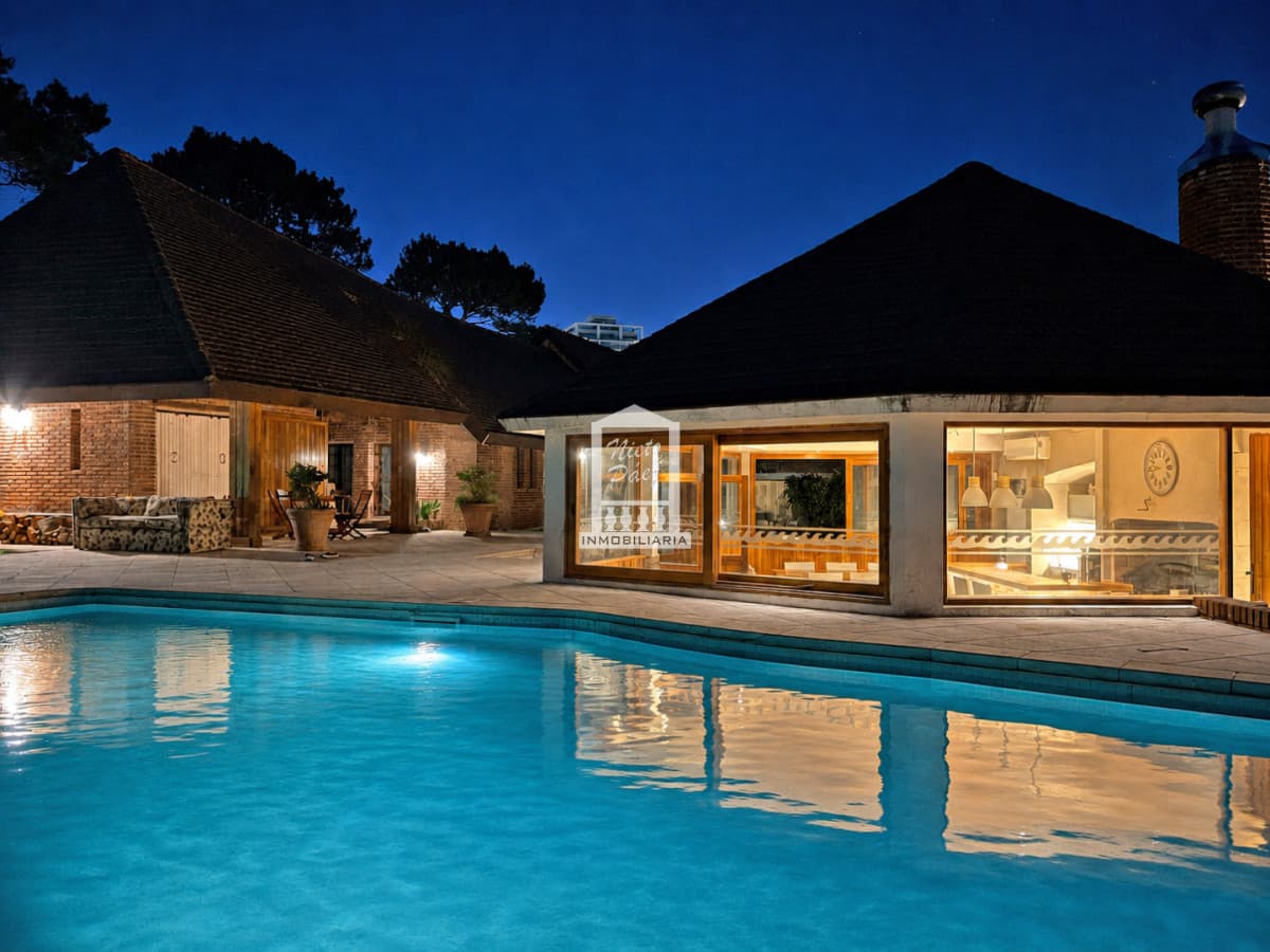 Importante casa en LUGANO, piscina climatizada, pronta para entrar.
