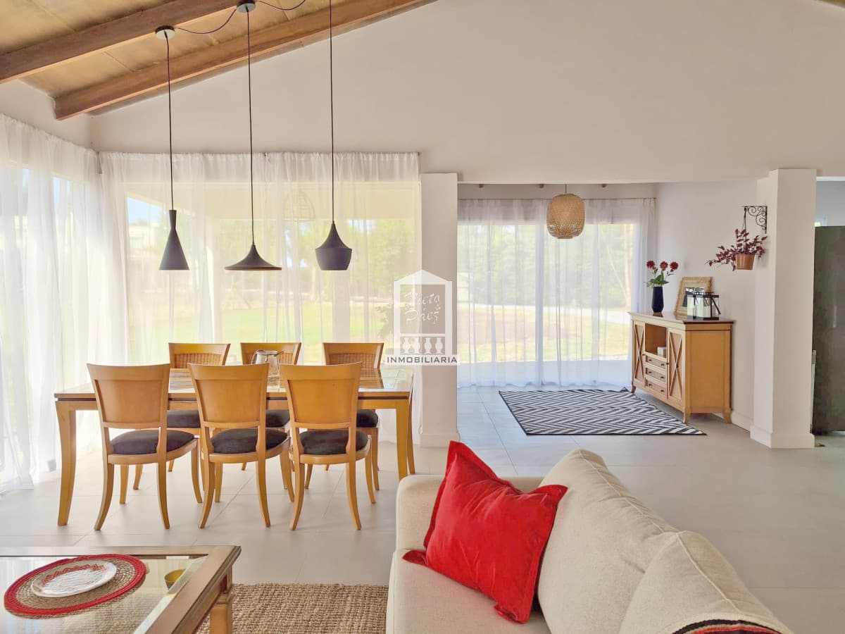 Barrio privado, 1.426 m2 de terreno. 4 dorm + escritorio.