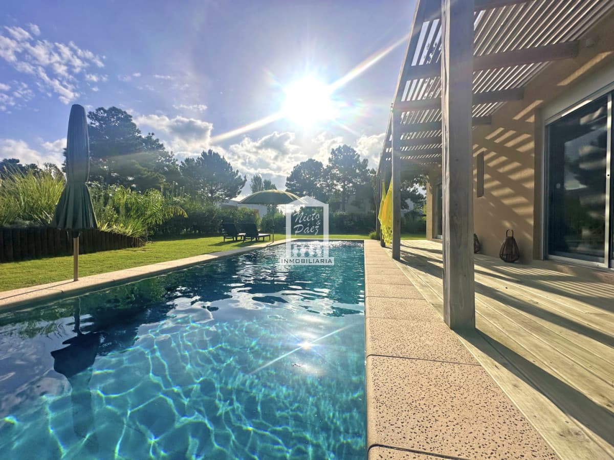 Barrio privado. 3 suites, piscina climatizada. DVH, calefacción central