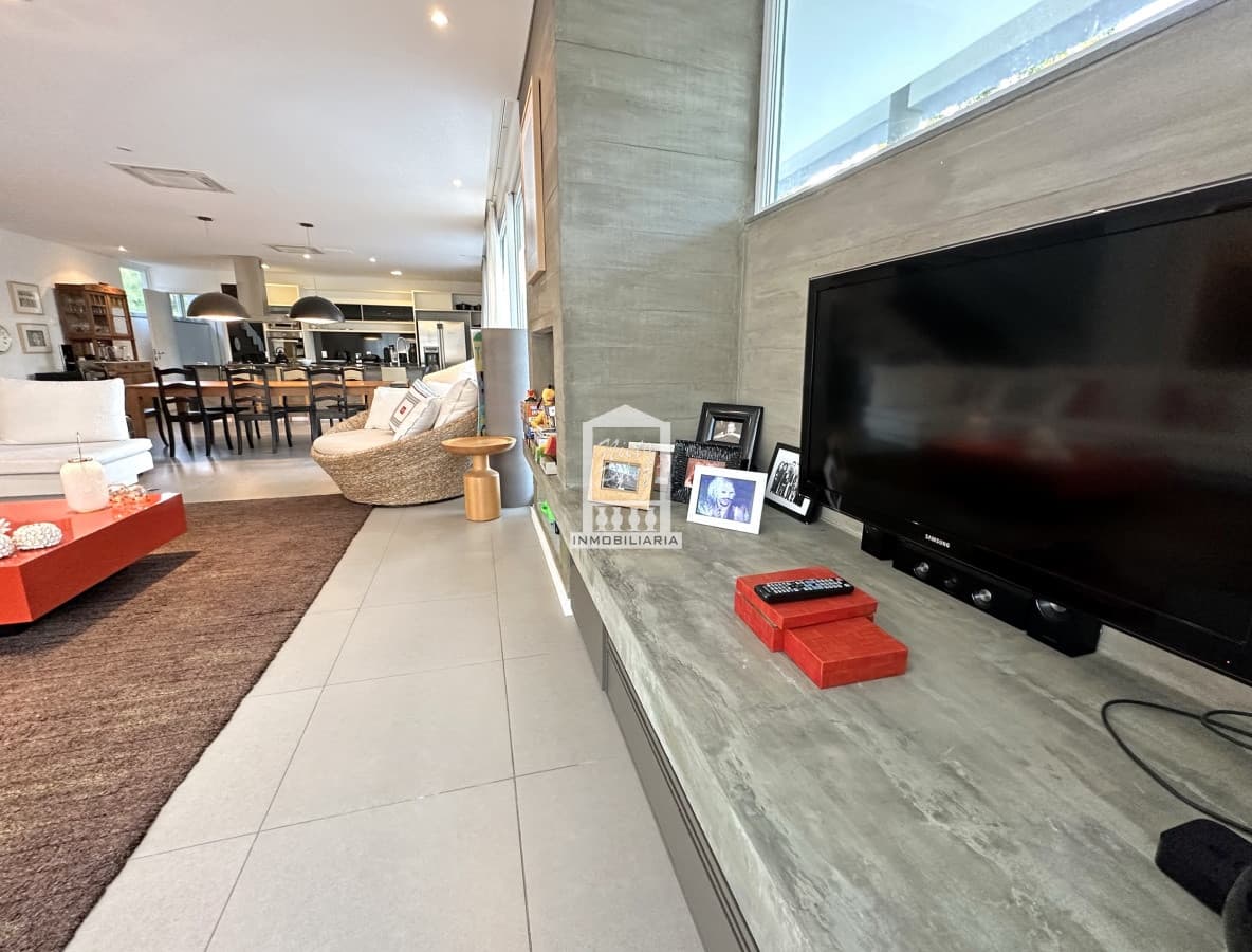 Exclusivo Barrio Privado en Playa Mansa, 5 suites, piscina, aire acondicionado, losa radiante.