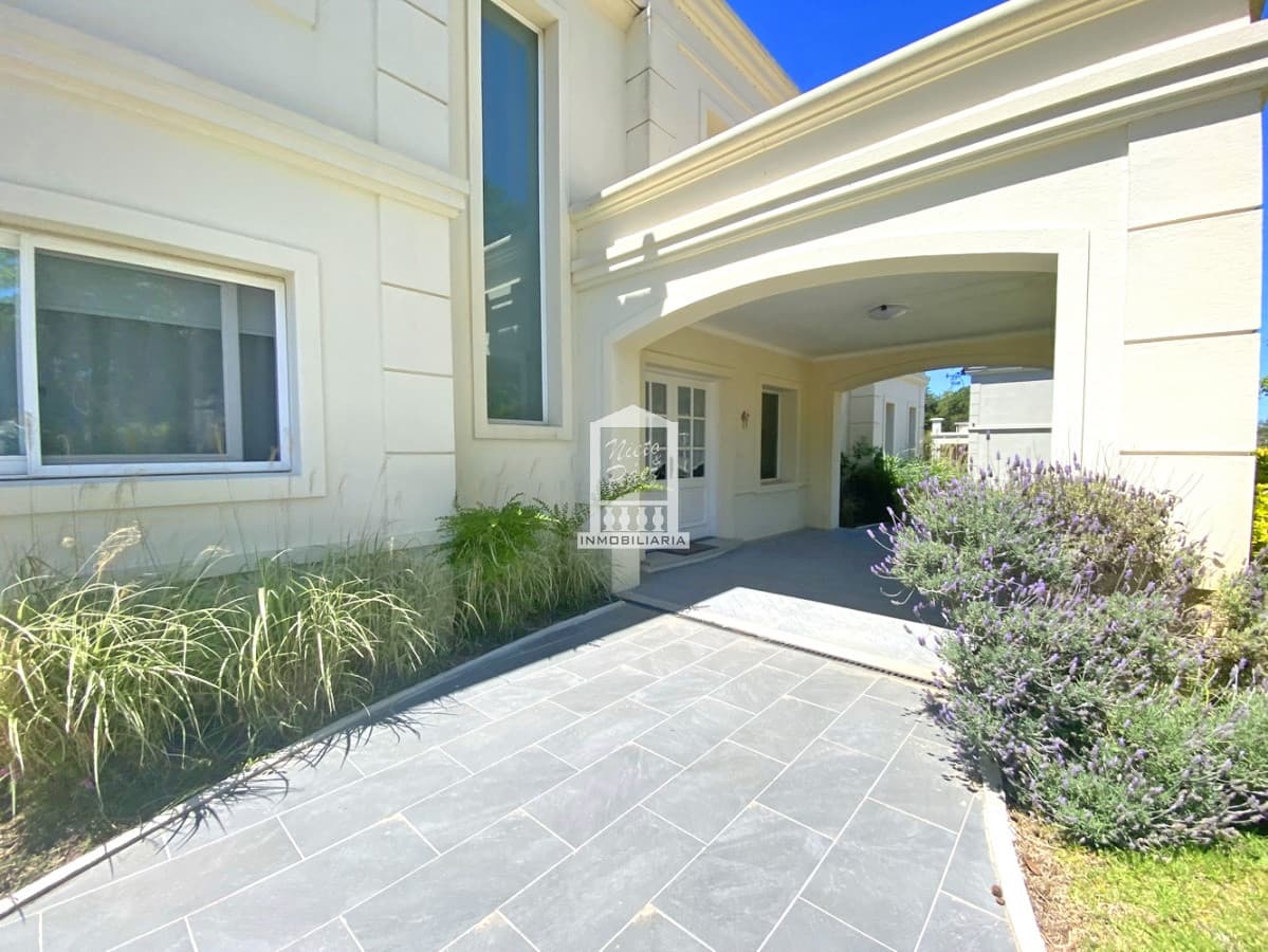 Barrio privado, Playa Mansa, 4 suites, piscina, playroom, barbacoa.