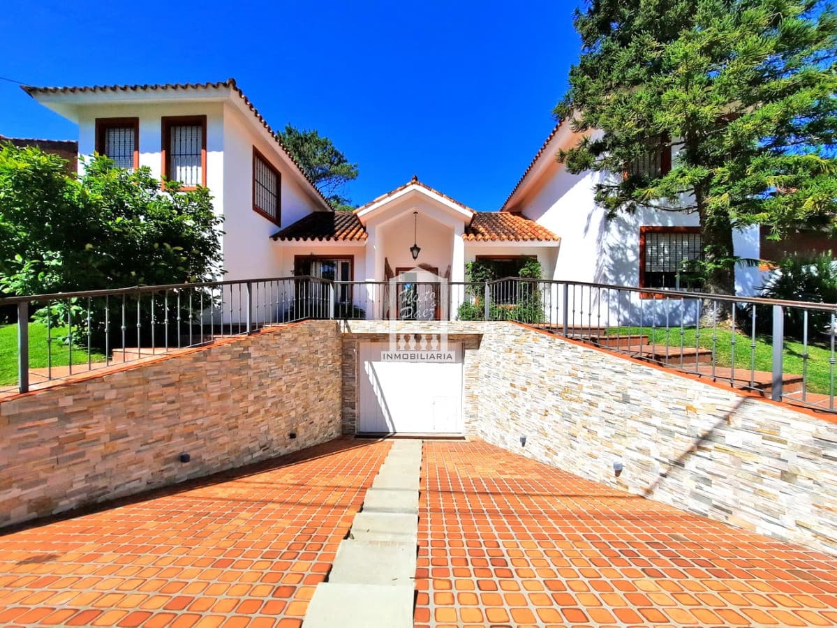 Espectacular casa, con piscina y gran jardín a 200 metros de playa brava