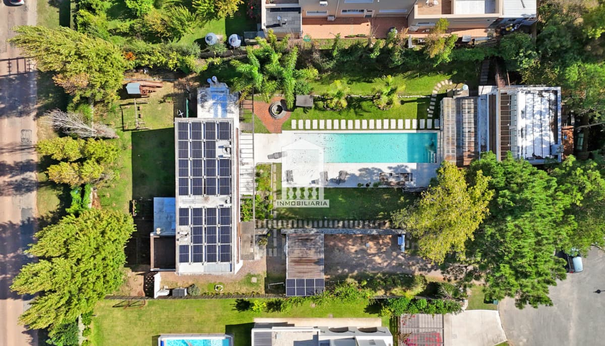 Barrio privado, moderna, 5 suites, 489 m2, ideal para vivir todo el año.