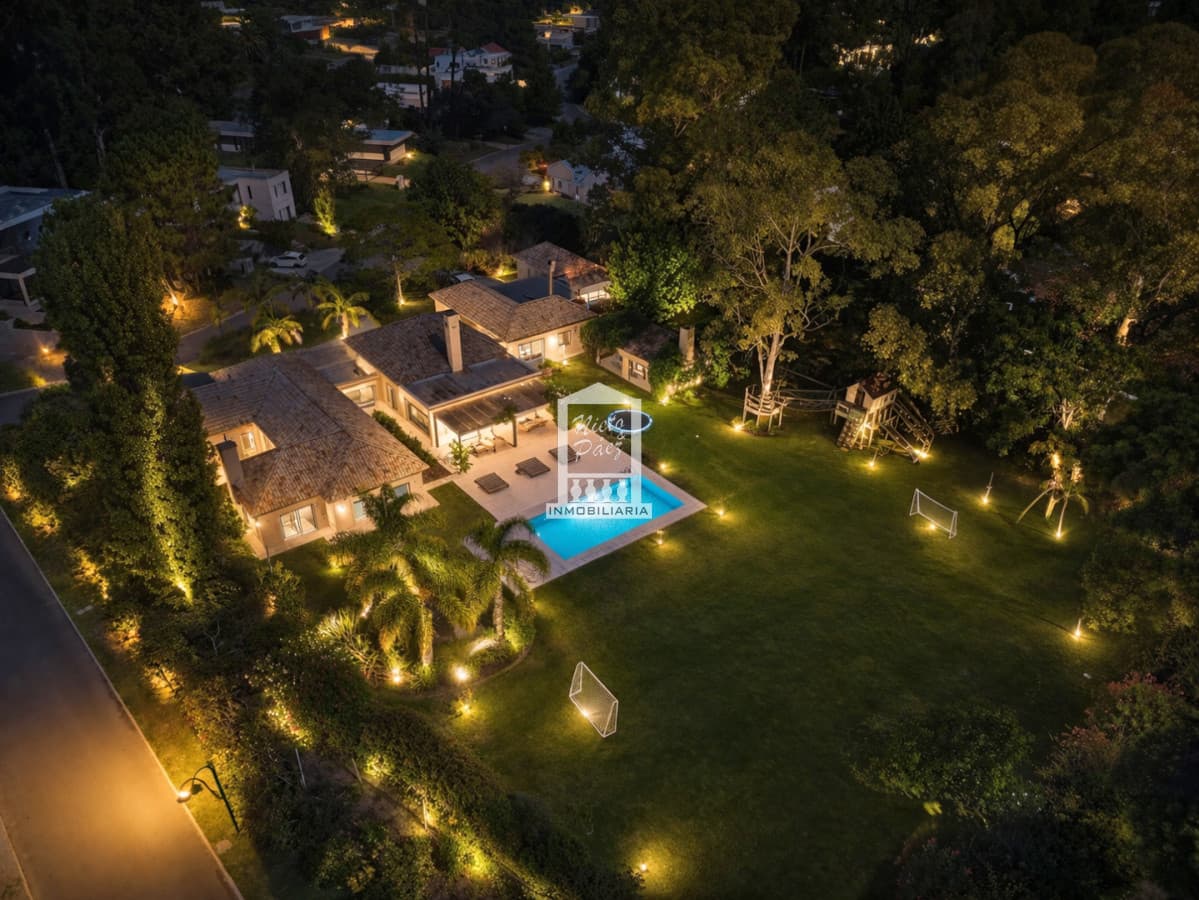 Mega casa en barrio privado, 662 m2 construidos en 4 lotes.