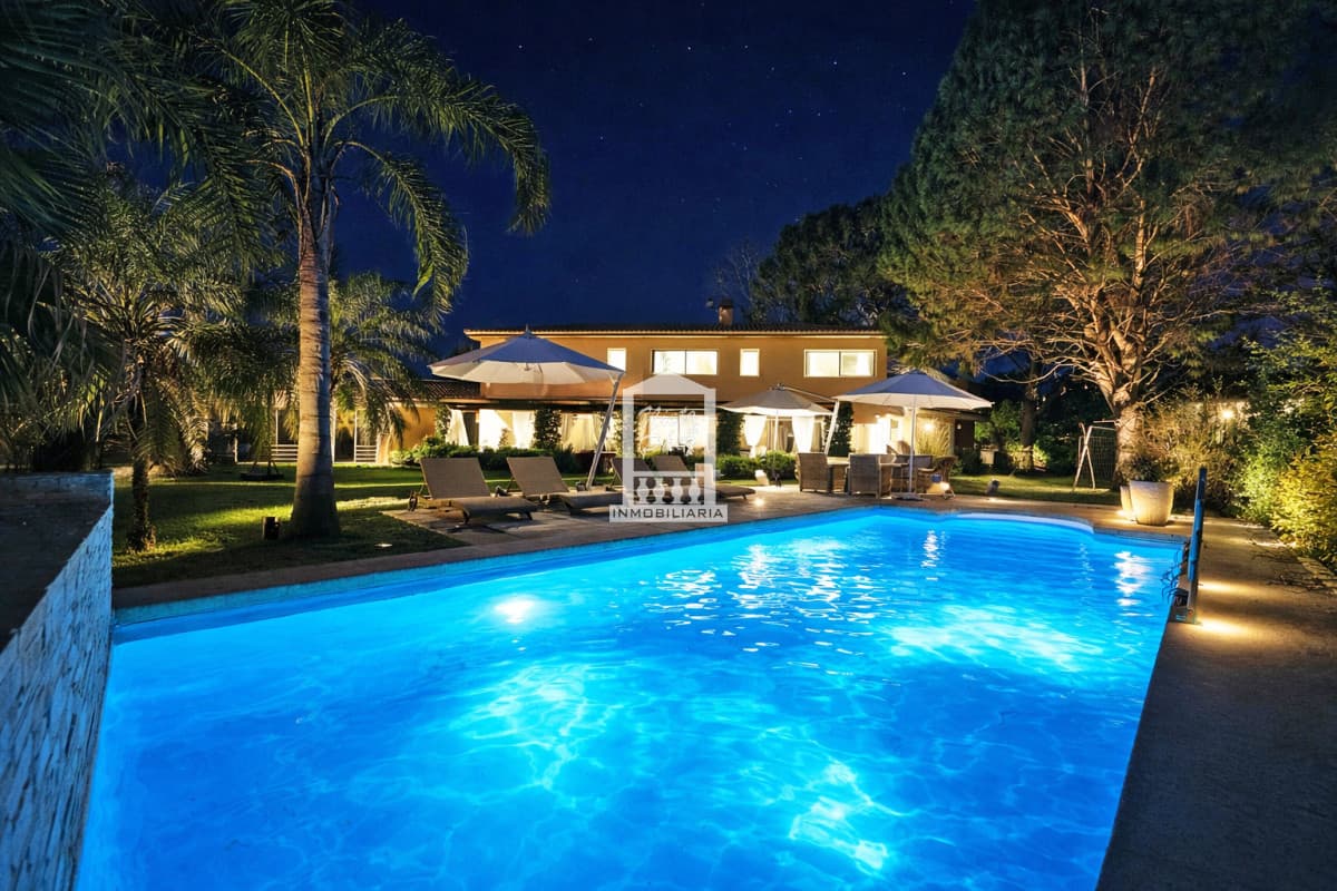 Barrio Privado. 500 m2 construidos, 1.491 m2 de terreno. Piscina climatizada. Pronta para entrar.