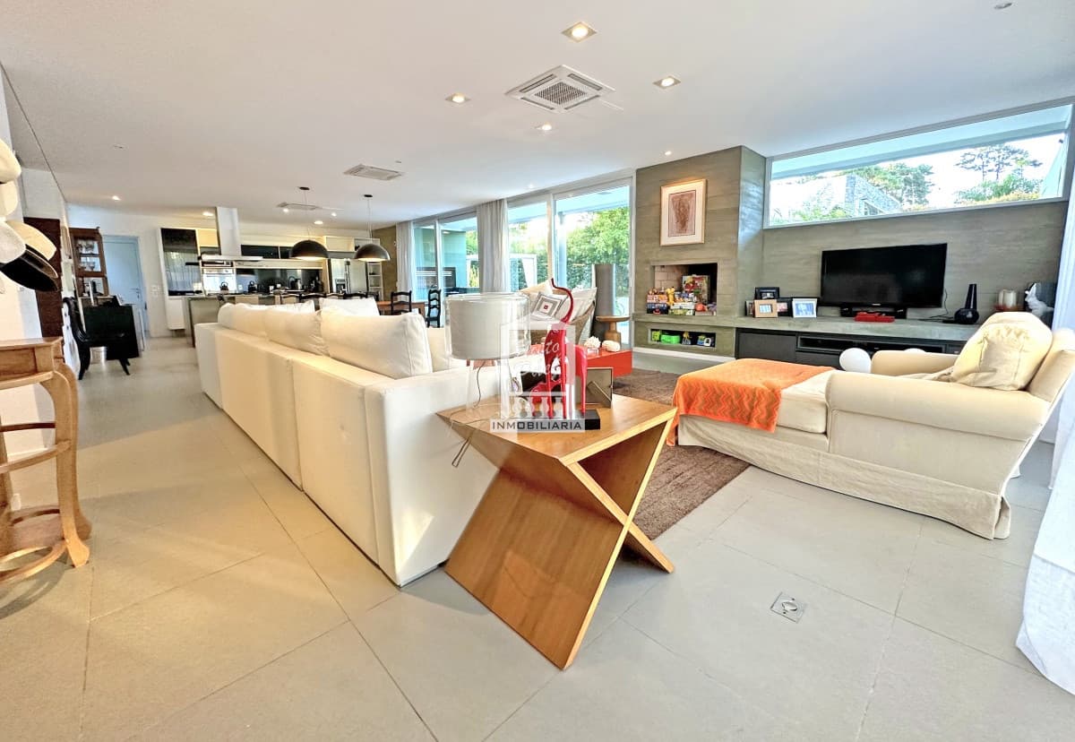 Exclusivo Barrio Privado en Playa Mansa, 5 suites, piscina, aire acondicionado, losa radiante.
