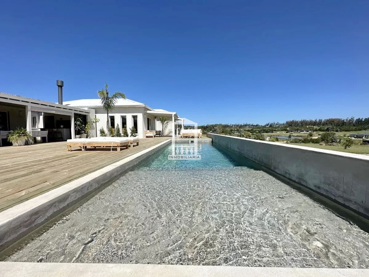 Pueblo Mío, Mega casa.