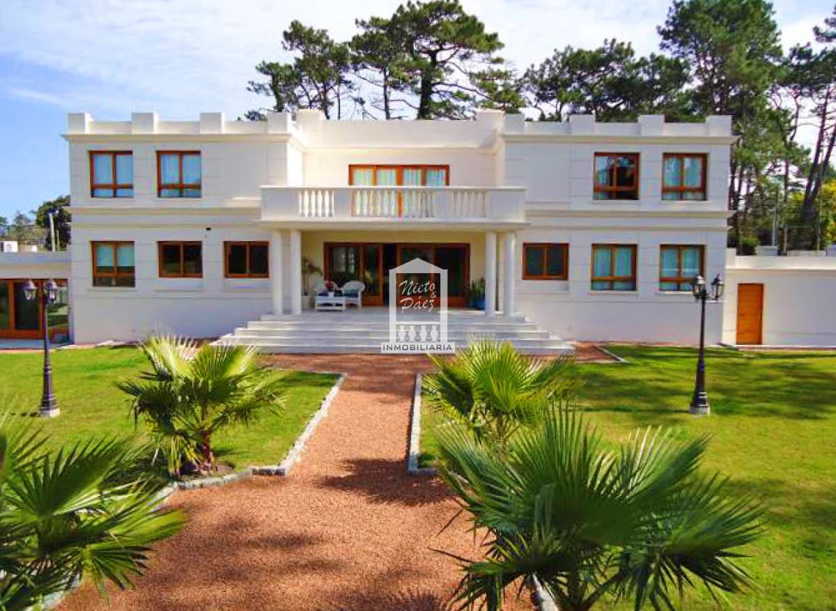 Playa Mansa, importante residencia 700 m2 construidos