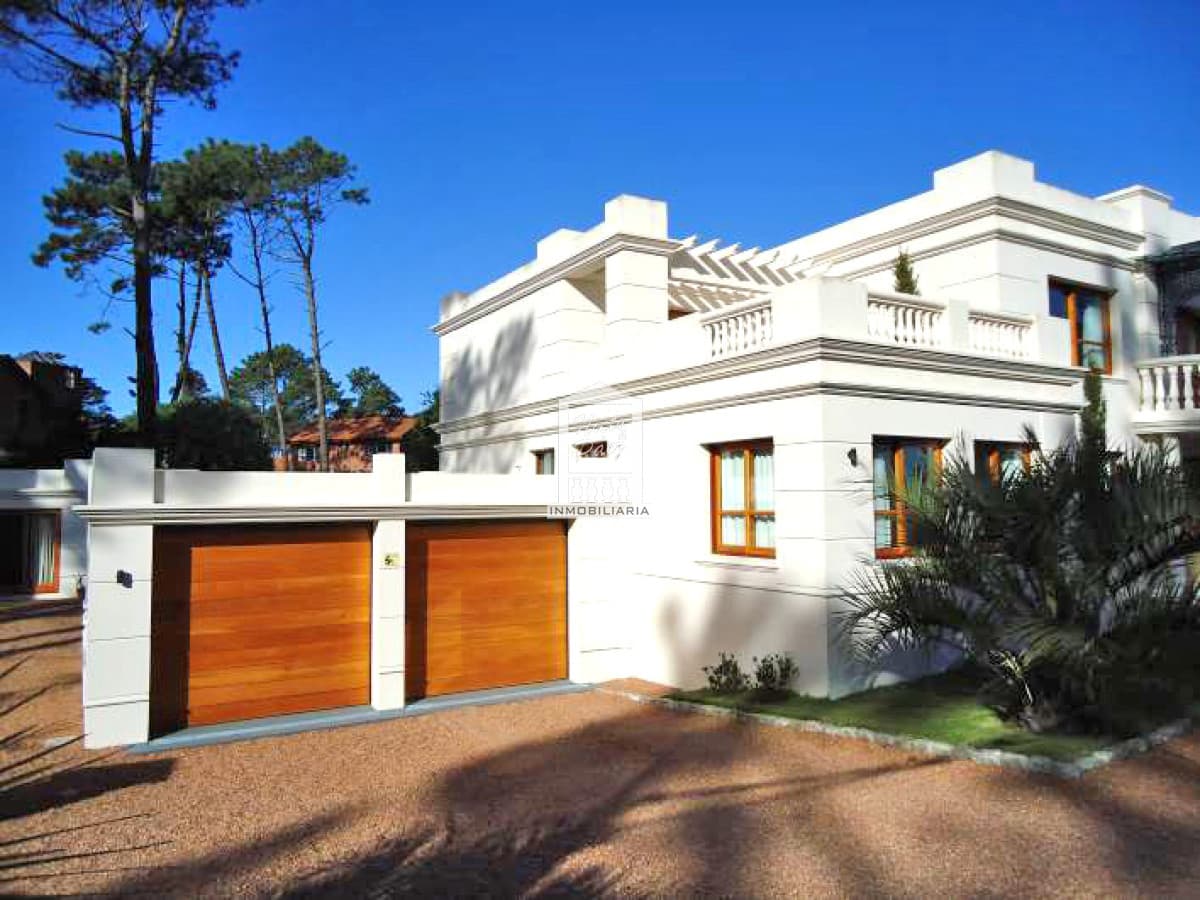 Playa Mansa, importante residencia 700 m2 construidos