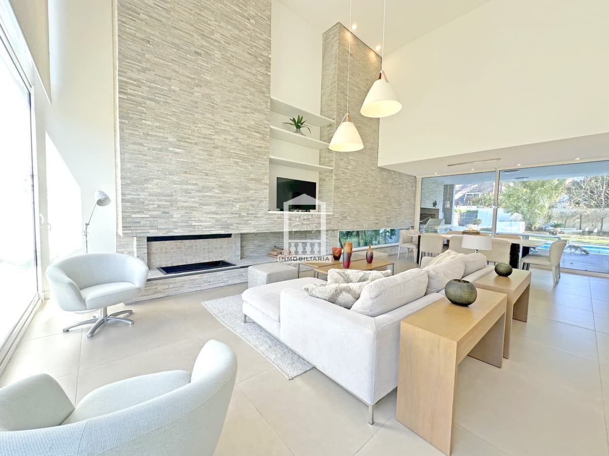 Playa Mansa, Barrio Privado, 4 suites + servicio. Piscina climatizada
