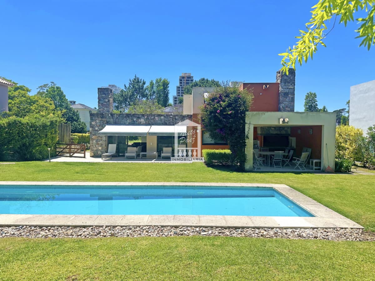 Exclusivo barrio privado, 3 suites + servicio completo, pileta. Losa radiante
