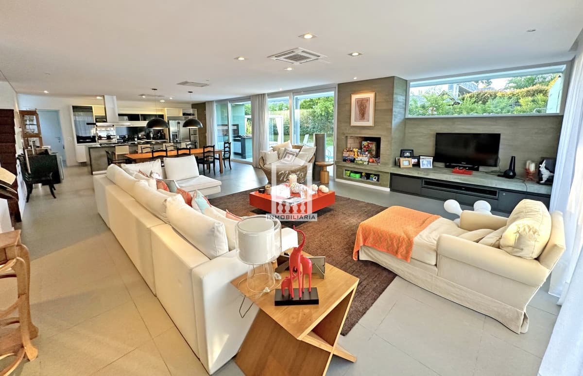 Exclusivo Barrio Privado en Playa Mansa, 5 suites, piscina, aire acondicionado, losa radiante.