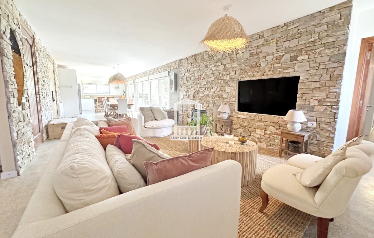 Barrio privado. 3 suites, piscina climatizada. DVH, calefacción central