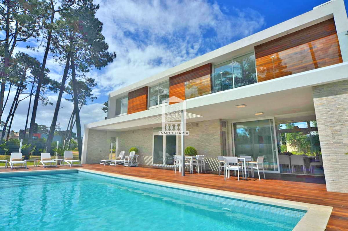 Playa Mansa, Barrio Privado, 4 suites + servicio. Piscina climatizada