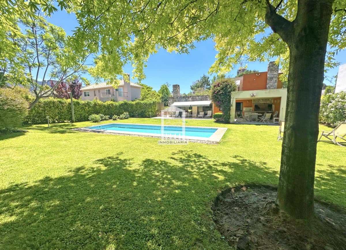 Exclusivo barrio privado, 3 suites + servicio completo, pileta. Losa radiante