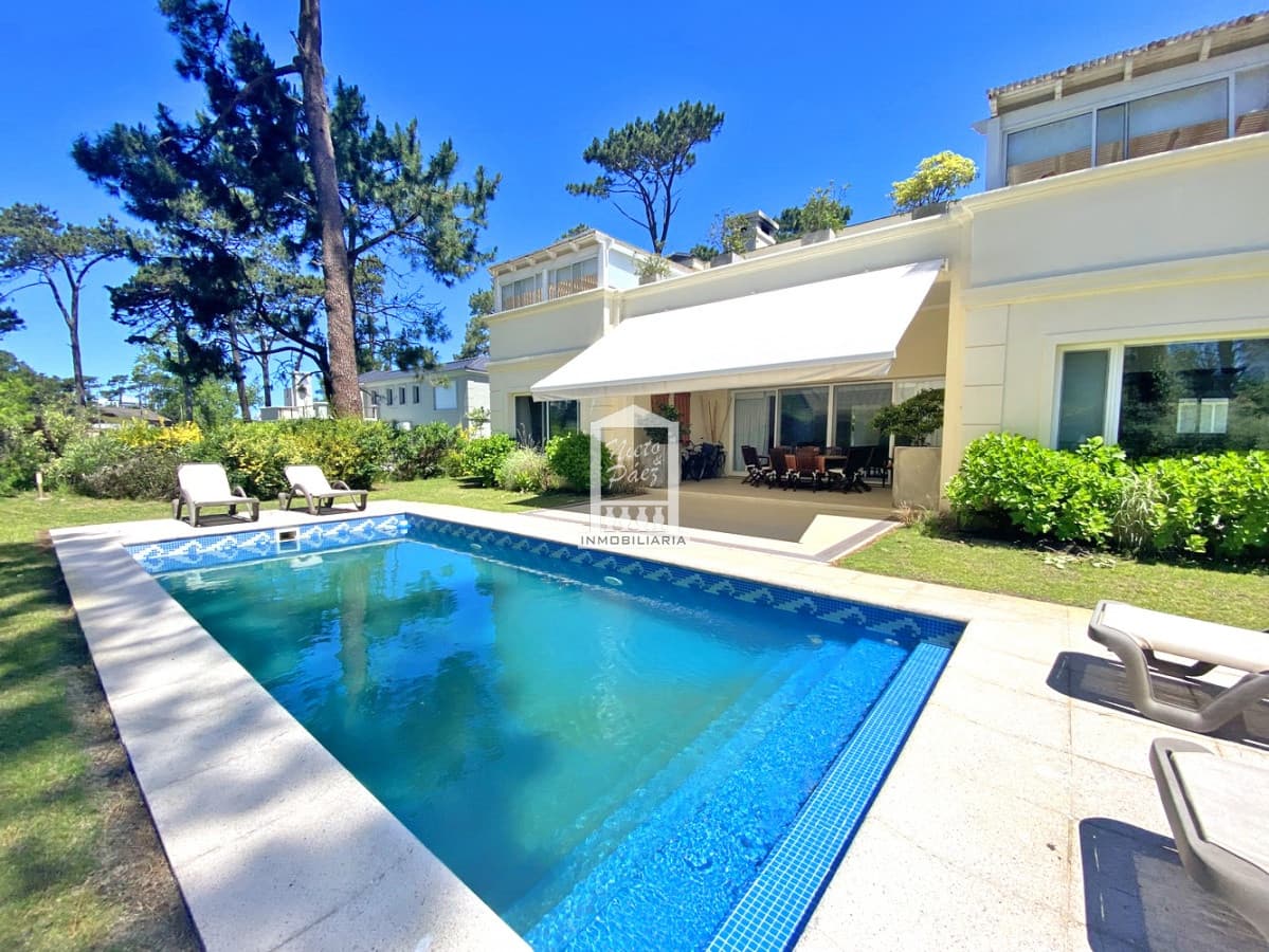 Barrio privado, Playa Mansa, 4 suites, piscina, playroom, barbacoa.