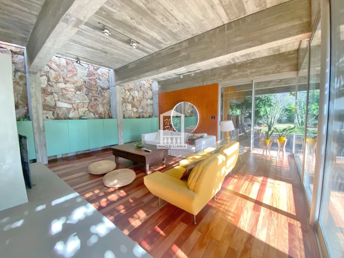 Barrio privado, 4 dorm, piscina climatizada.