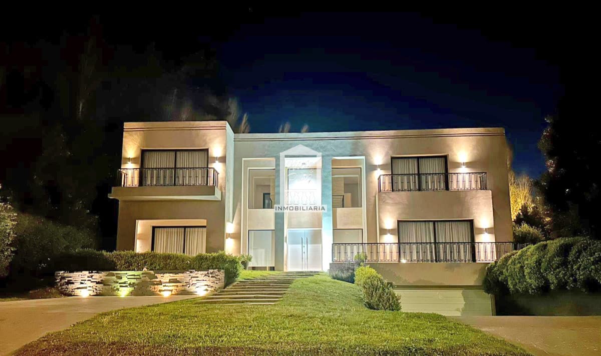 Barrio privado, 565 m2 construidos, 6 dorm