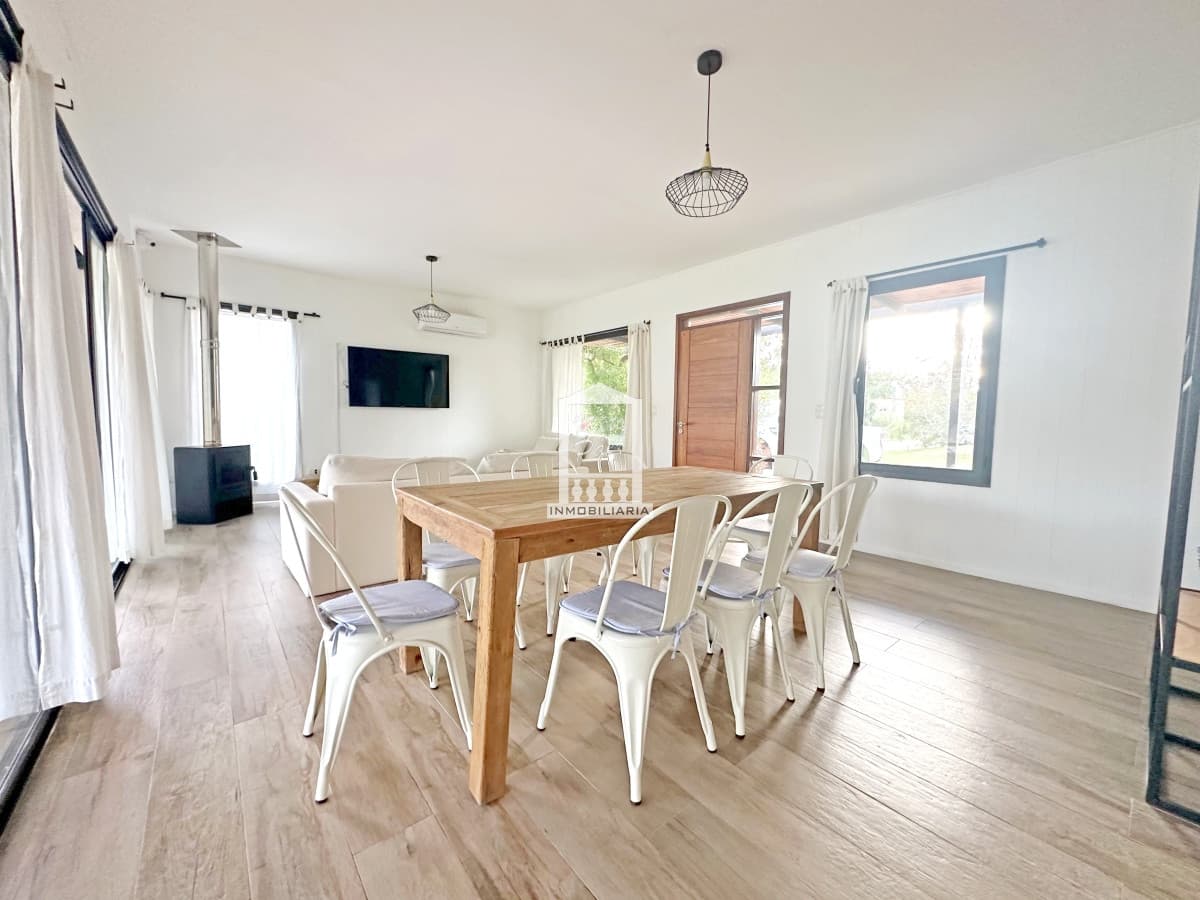 Barrio Privado, casa con gran jardín y piscina. 3 dorm.