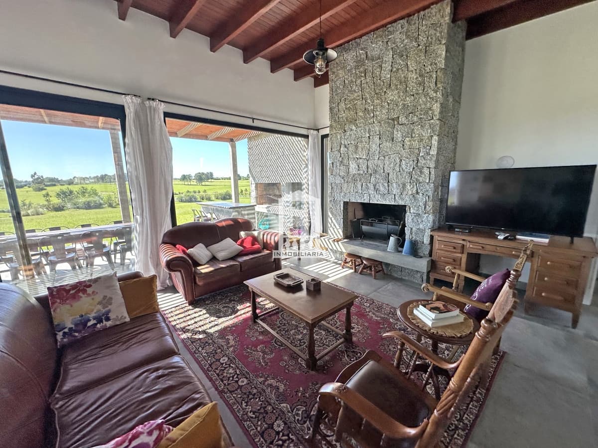 Barrio privado en Manantiales, 2 suites, losa radiante, aberturas dobles.