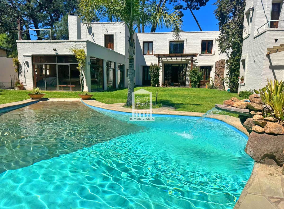 Barrio Privado. 5 dormitorios, pileta, 650 m2 construidos. La Arbolada