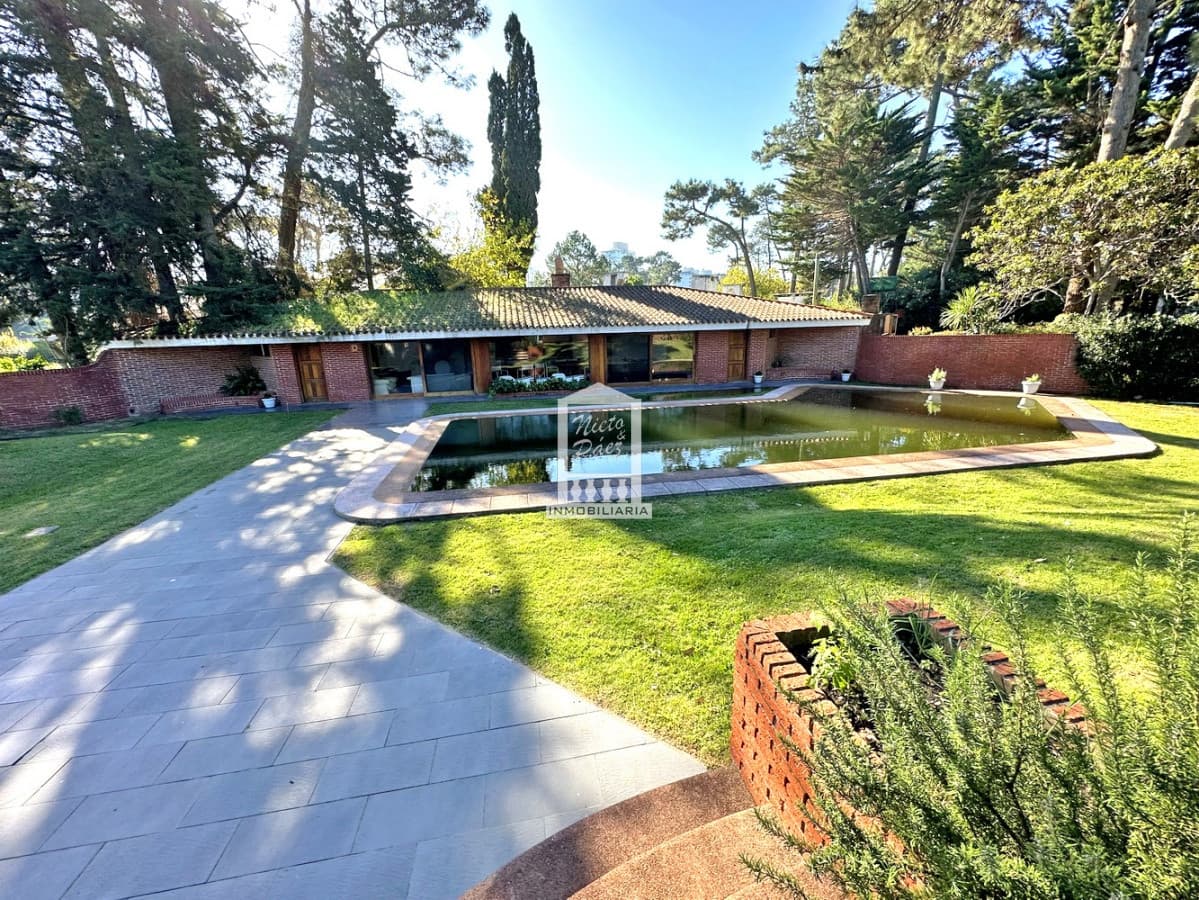 Importante casa en la mansa, 607 m2 construidos! 2.349 m2 de terreno.