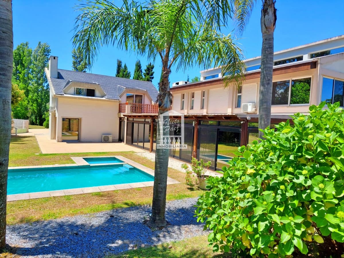 Barrio privado. Piscina, 6 dormitorios + 3 playrooms + 2 dependencias de servicio.