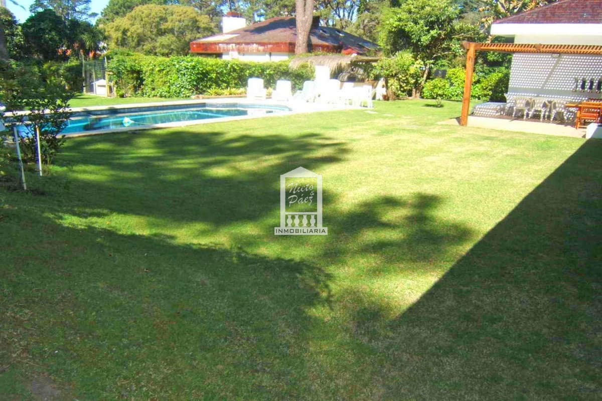 Playa Mansa, zona paradas, gran casa en altura en excelente entorno.