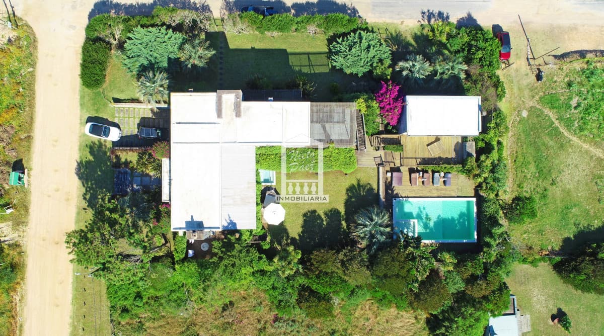 Manantiales, 6 dorm + servicio, a 2 cuadras de Bikini, 600 m2 construidos.