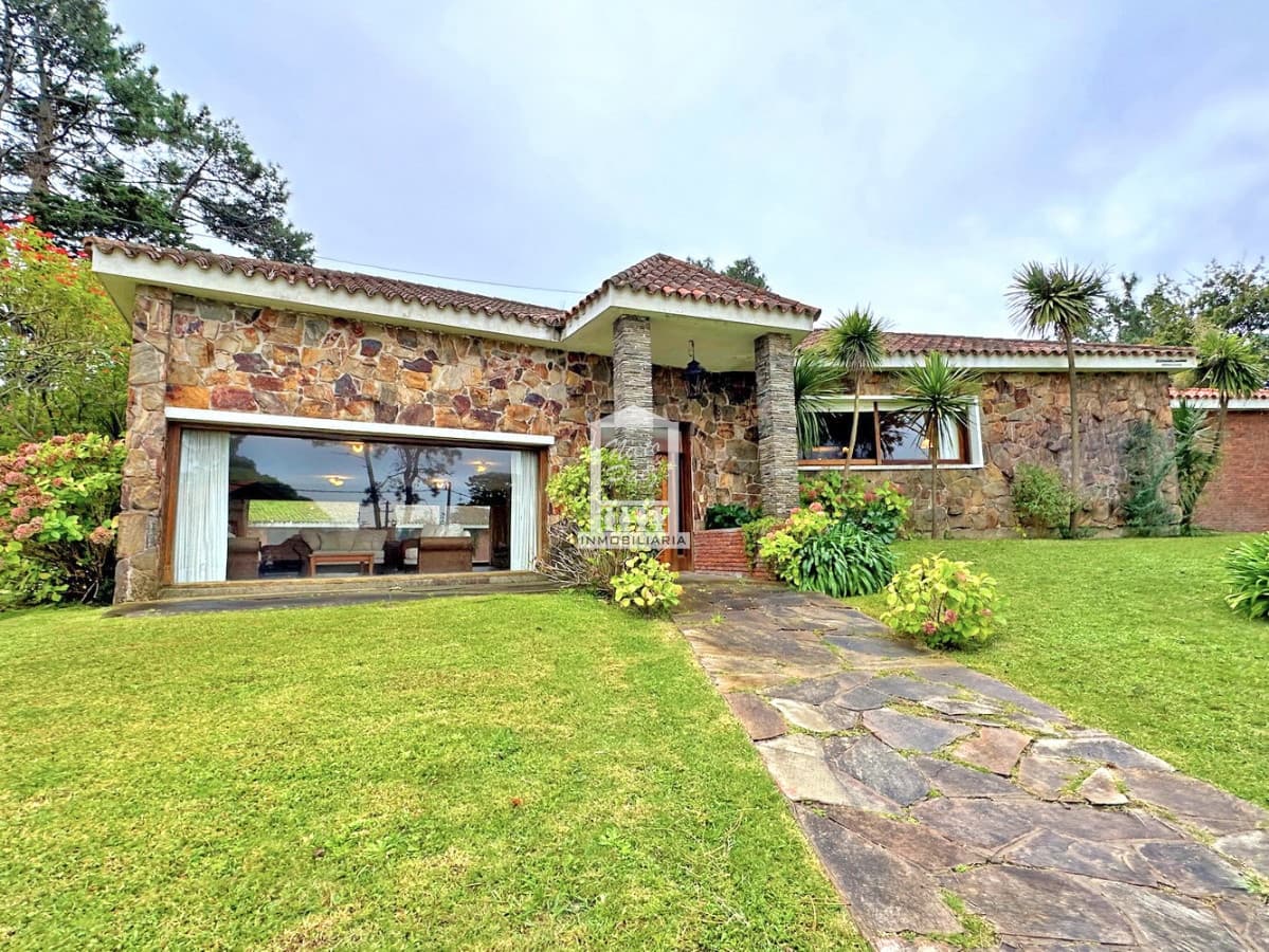 Importante casa en la mansa, 607 m2 construidos! 2.349 m2 de terreno.