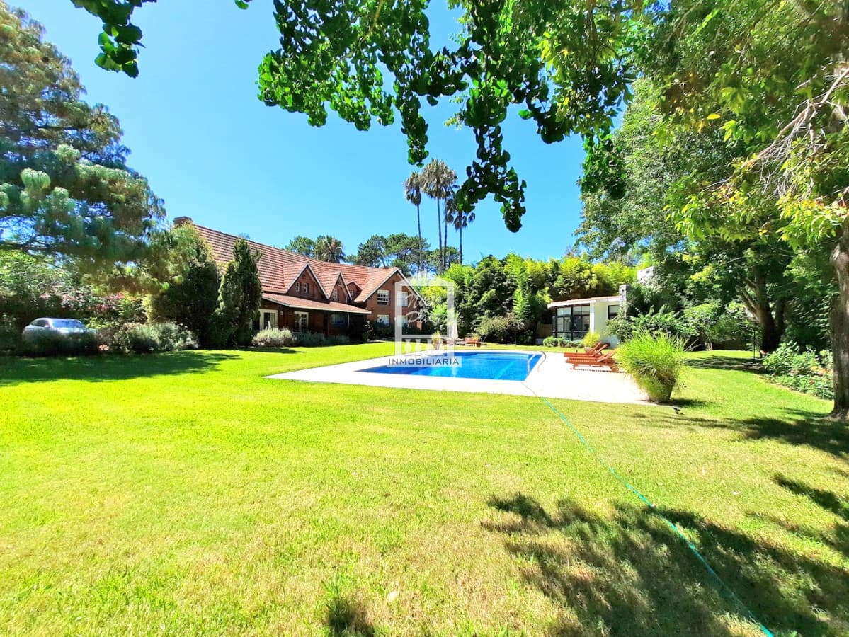 Mansión en el Golf. 684 m2 construidos, piscina climatizada, sauna seco, gimnasio.