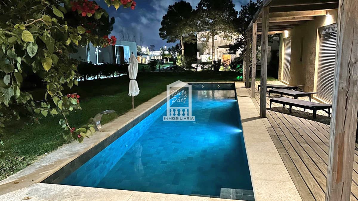 Barrio privado. 3 suites, piscina climatizada. DVH, calefacción central