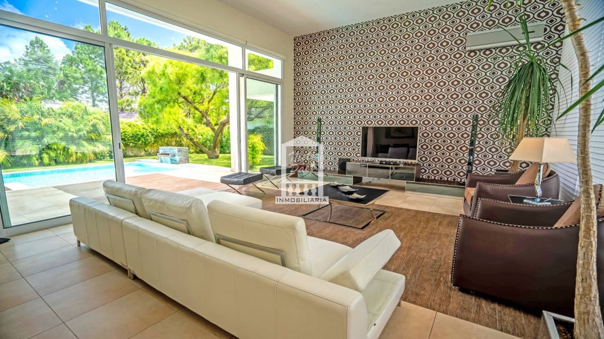 Playa Mansa, barrio privado. 4 suites + servicio, piscina. Losa radiante