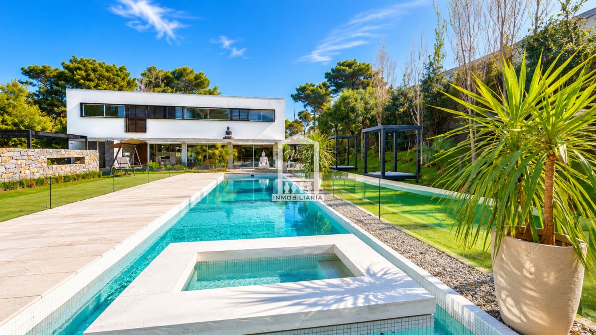 Barrio privado, moderna, 5 suites, 489 m2, ideal para vivir todo el año.