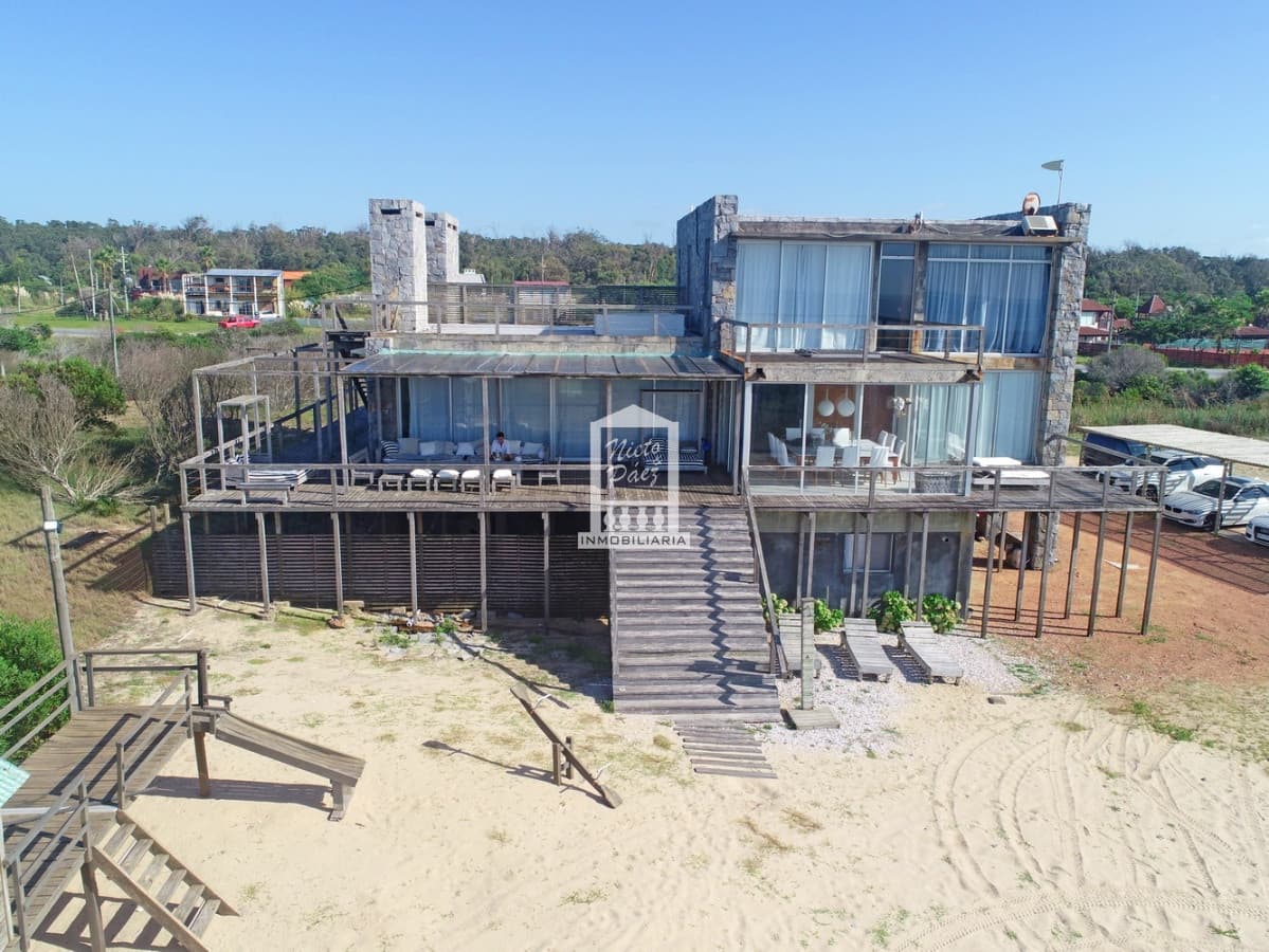Sobre la arena, en Santa Mónica. José Ignacio. 7 dorm. De lujo