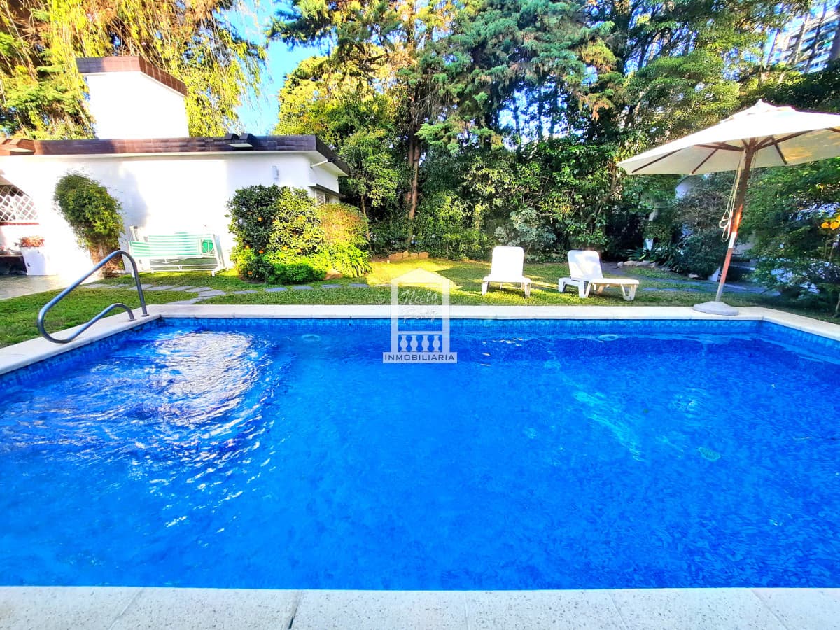 4 dorm y servicio. Losa radiante. Piscina climatizada