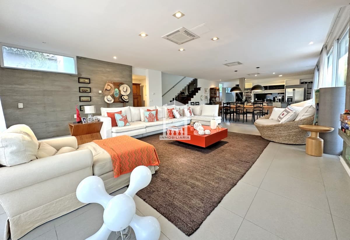 Exclusivo Barrio Privado en Playa Mansa, 5 suites, piscina, aire acondicionado, losa radiante.