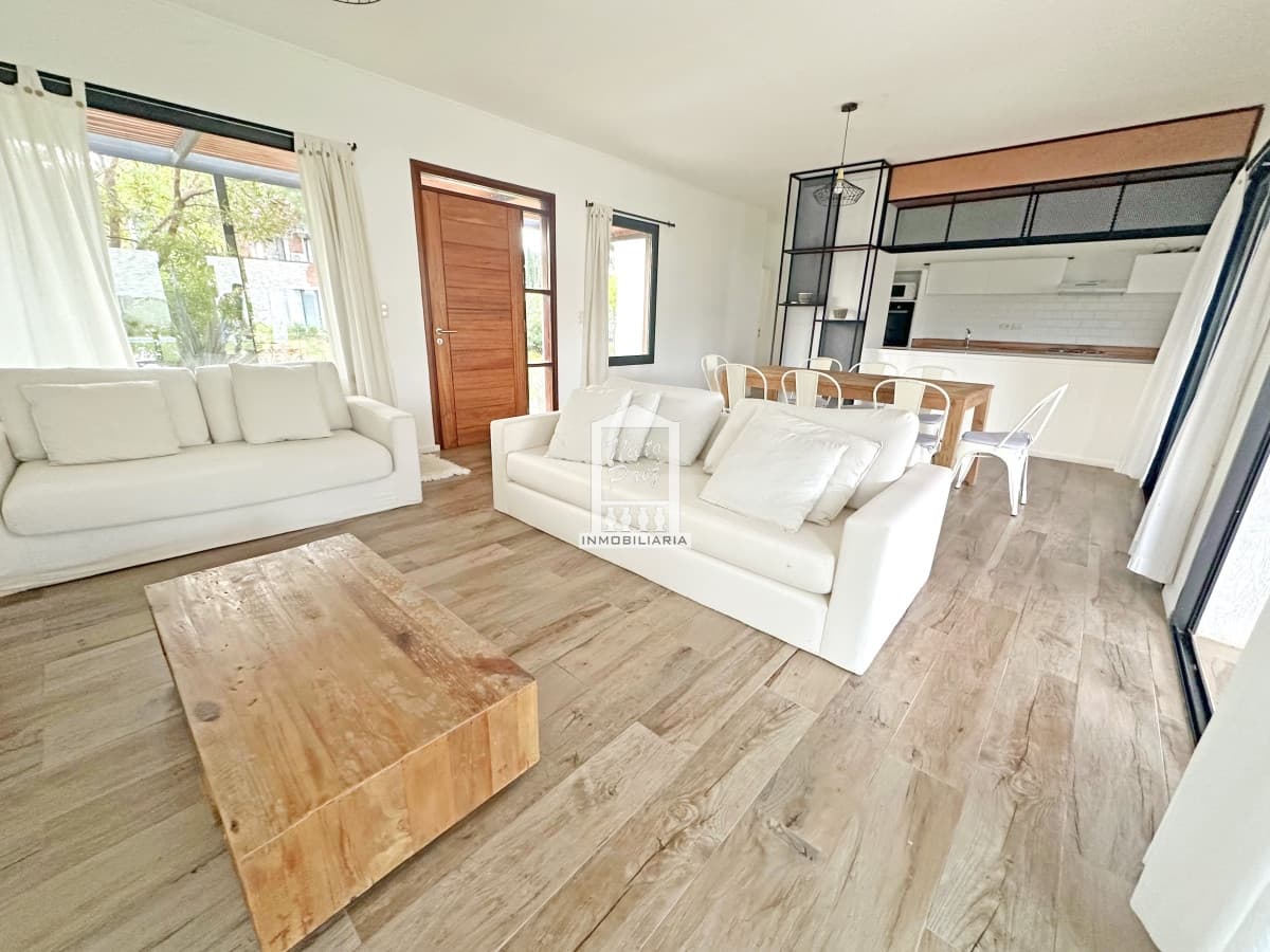 Barrio Privado, casa con gran jardín y piscina. 3 dorm.