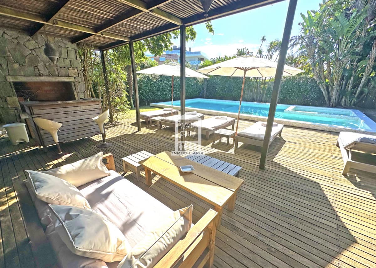 Manantiales, 6 dorm + servicio, a 2 cuadras de Bikini, 600 m2 construidos.