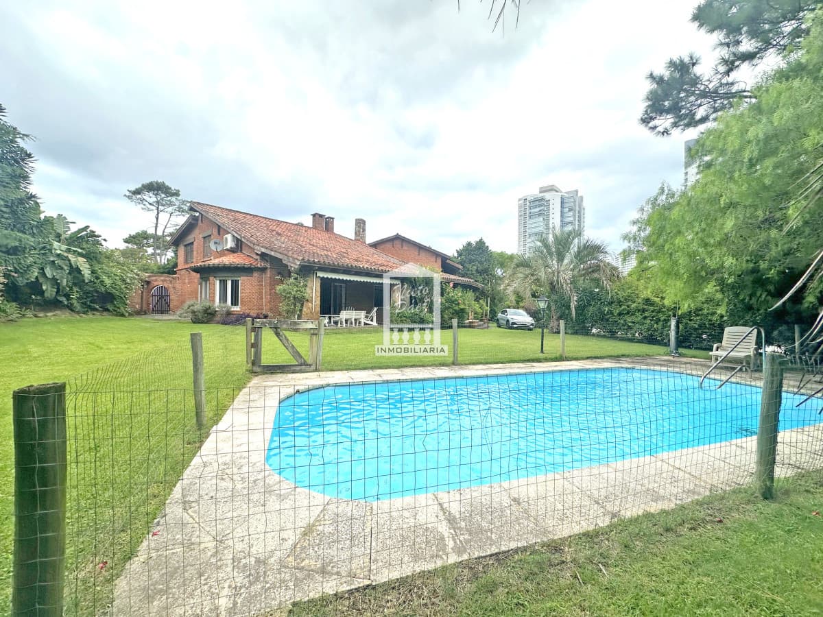 565 m2 construidos, 1.495 m2 de terreno. Playa Mansa