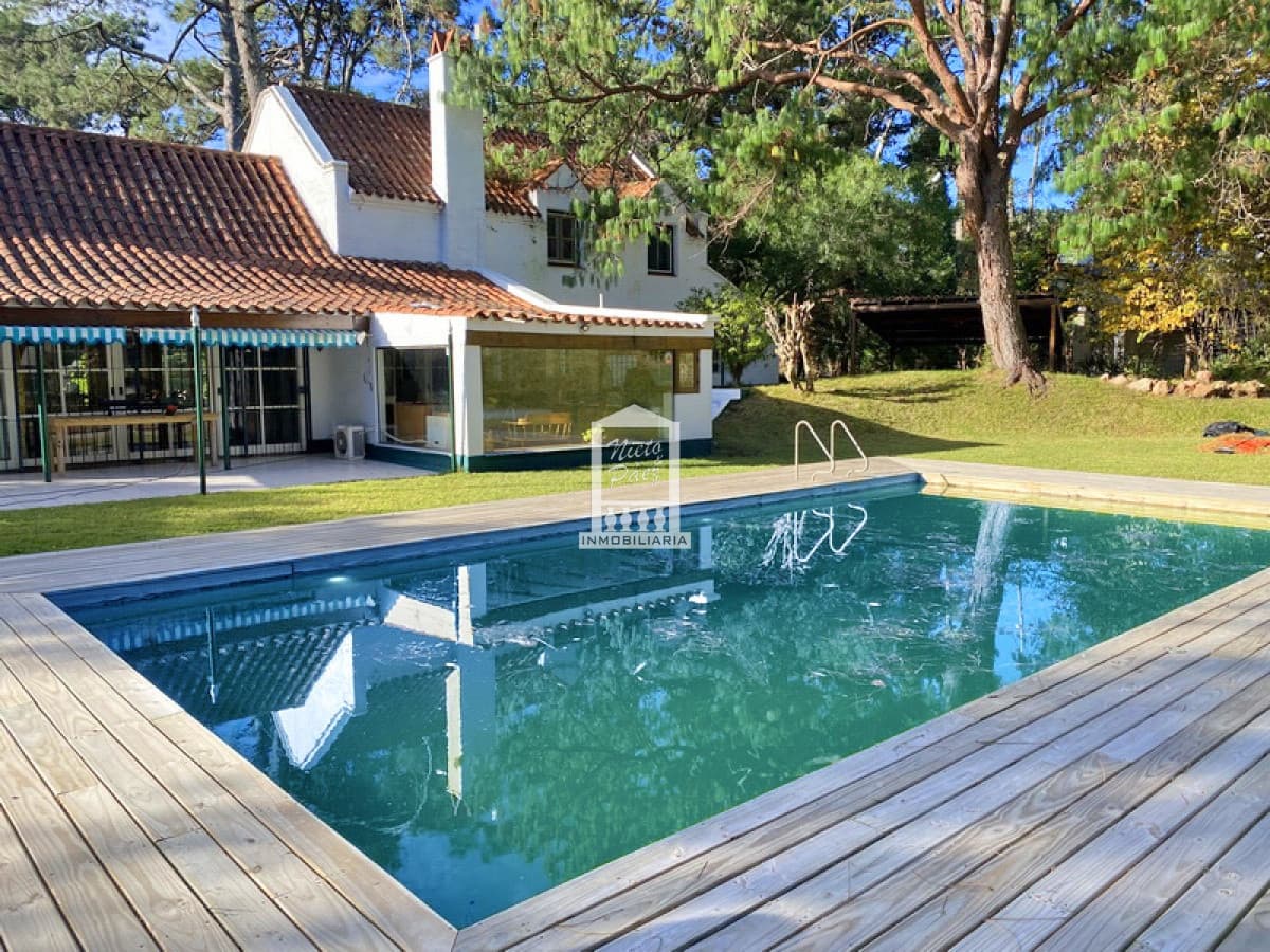 Playa Mansa, con gran jardín. Piscina, barbacoa. 4 suites y servicio.