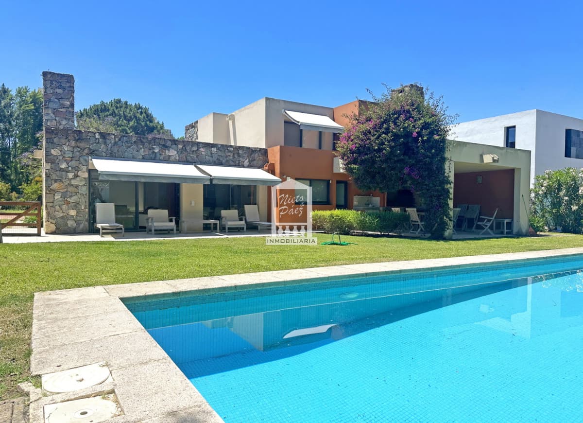 Exclusivo barrio privado, 3 suites + servicio completo, pileta. Losa radiante