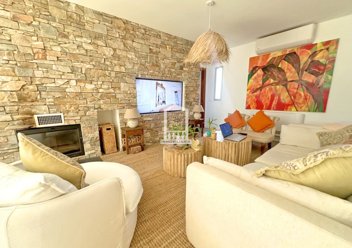 Barrio privado. 3 suites, piscina climatizada. DVH, calefacción central