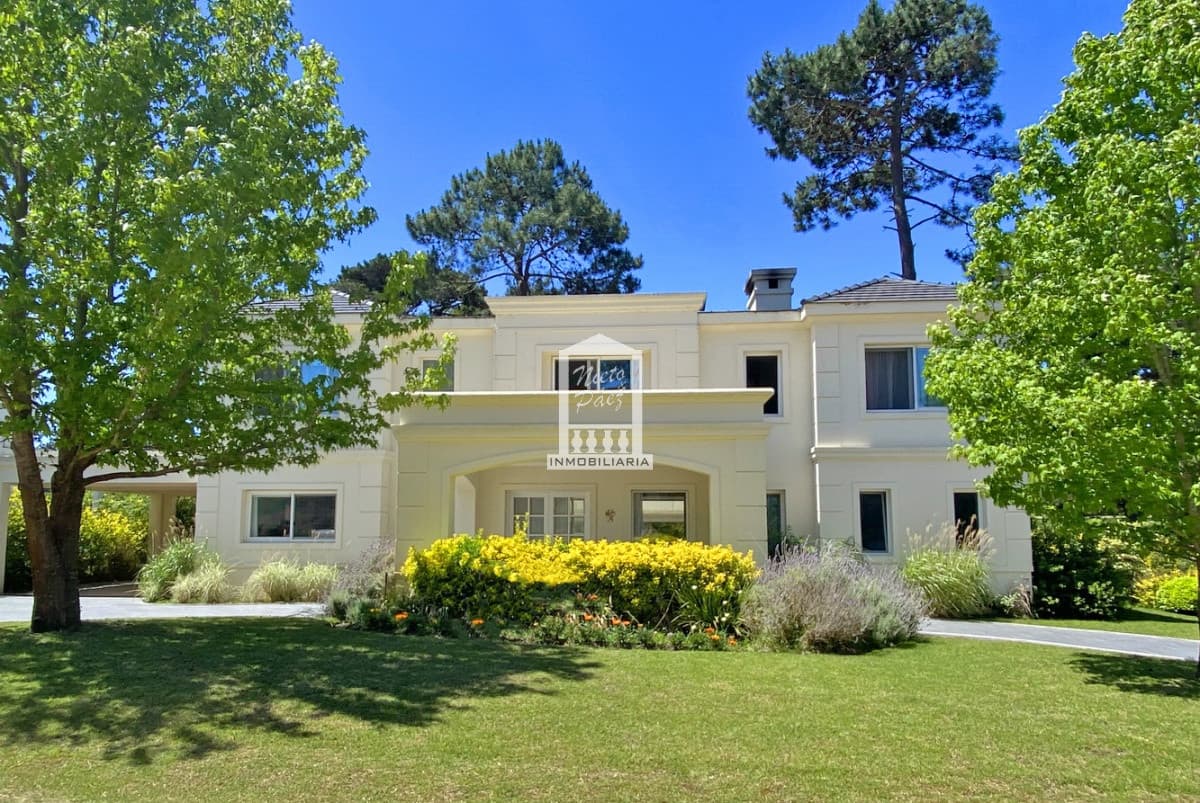 Barrio privado, Playa Mansa, 4 suites, piscina, playroom, barbacoa.