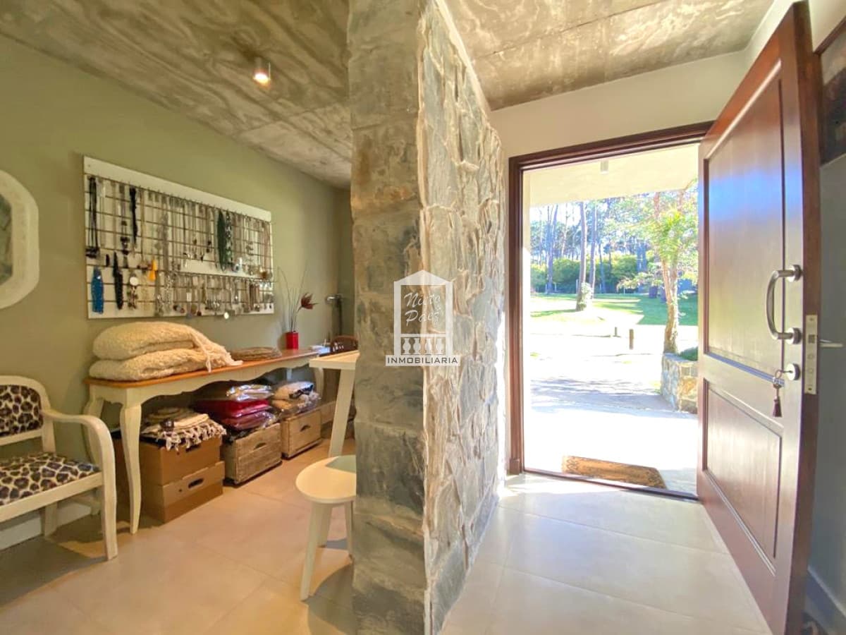 Exclusivo Barrio Privado en playa brava. Moderna casa pronta para entrar