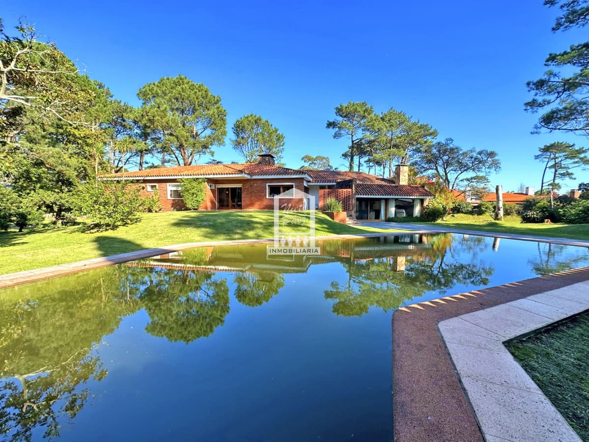 Importante casa en la mansa, 607 m2 construidos! 2.349 m2 de terreno.